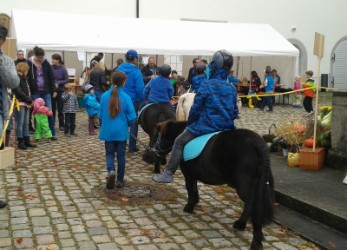 04.10.2015 Fun4Kids Familiensonntag im Schlosshof von Waldenbuch 04.10.2015 Fun4Kids Familiensonntag im Schlosshof von Waldenbuch