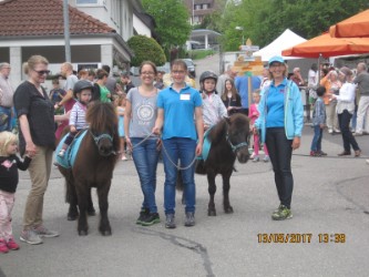 Fun4Kids Ponyreiten mit Christine, beim Frühlingsmarkt der Emk Fun4Kids Ponyreiten mit Christine, beim Frühlingsmarkt der Emk